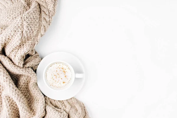 Kopje Overheerlijke Cappuccino Bed Met Warme Plaid Kopiëren Van Ruimte — Stockfoto