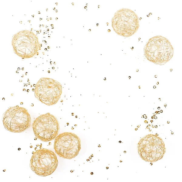 Gouden Kerstballen Witte Achtergrond Bovenaanzicht — Stockfoto