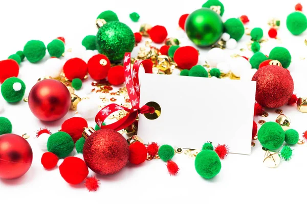 Cartão Branco Pilha Bolas Natal Vermelho Verde Fundo Branco — Fotografia de Stock