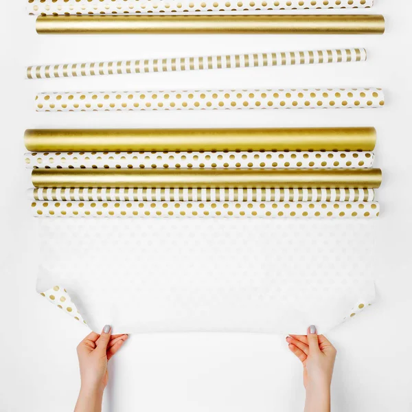 Жіночі Руки Тримають Набір Обгорткових Паперових Рулонів Золотими Кольорами — стокове фото