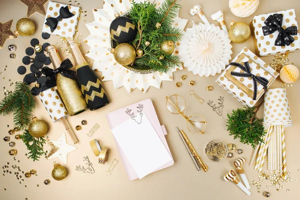 Cuaderno Mesa Decorada Con Bolas Navidad Cosas Colores Dorados Negros —  Fotos de Stock
