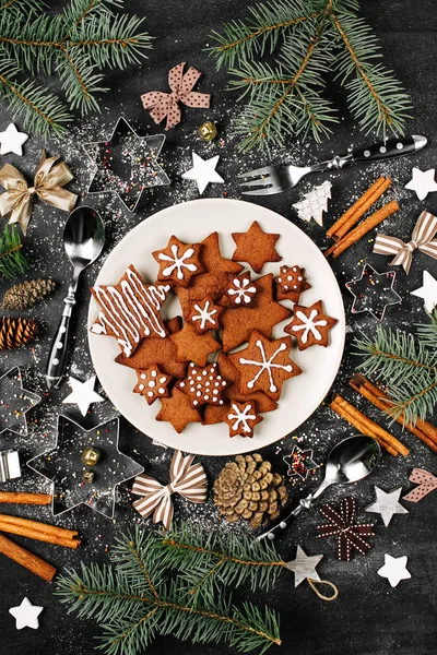 Köstliche Hausgemachte Weihnachts Lebkuchenkomposition Mit Zimtstangen Und Tannenzweigen — Stockfoto