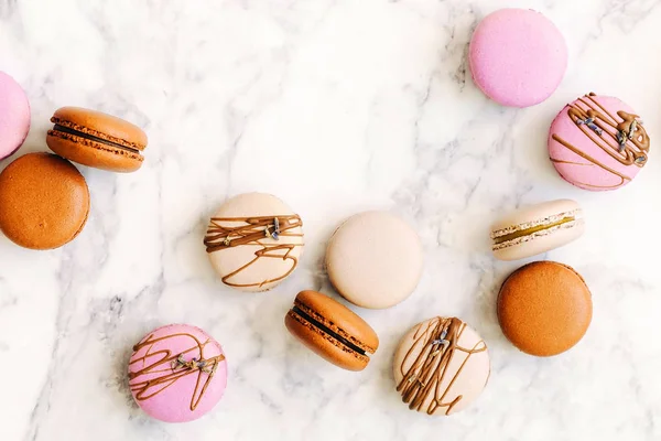 Délicieux Macarons Colorés Sur Table Marbre — Photo