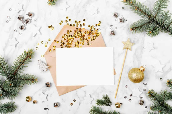 Prázdná Karta Obálku Krásné Vánoční Ozdoby Jedle Větve Zlaté Konfety — Stock fotografie