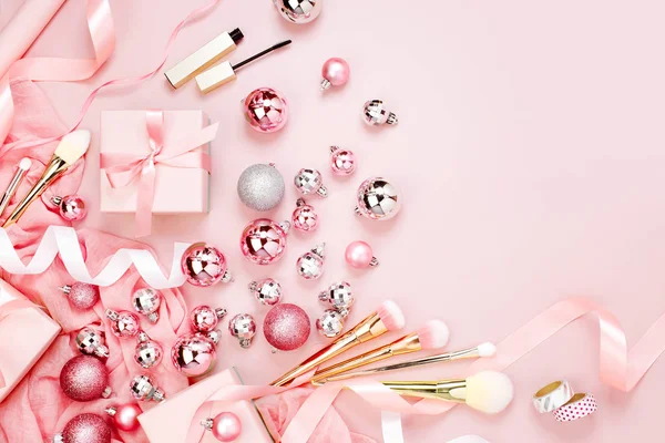 Плоский Ліжко Святковий Фон Різдвяними Кульками Стрічками Подарунками Пастельному Рожевому — стокове фото