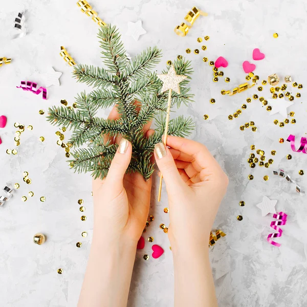 Manos Femeninas Sosteniendo Decoración Estrellas Ramas Abeto —  Fotos de Stock