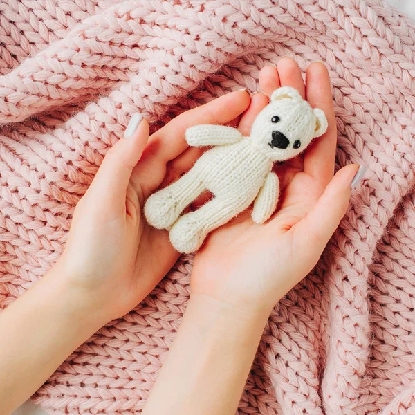 Kobiece Ręce Trzymając Adorable Zabawka Biały Niedźwiedź Dzianinowy Szalik Różowy — Zdjęcie stockowe