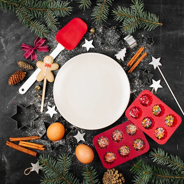 Weißer Teller Mit Rahmen Von Weihnachtsleckereien Und Backwaren Auf Schwarzem — Stockfoto