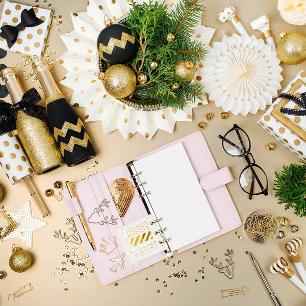 defter ve ayarlama tablo Noel topları ve malzeme altın ve siyah renklerde dekore edilmiş yat