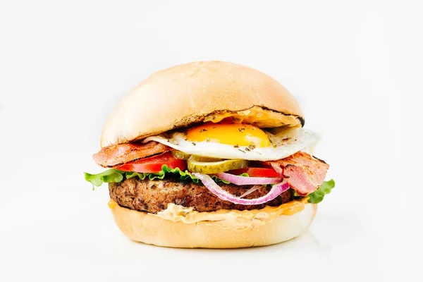 美味的汉堡包 西红柿 生菜和鸡蛋在白色背景上隔离 — 图库照片