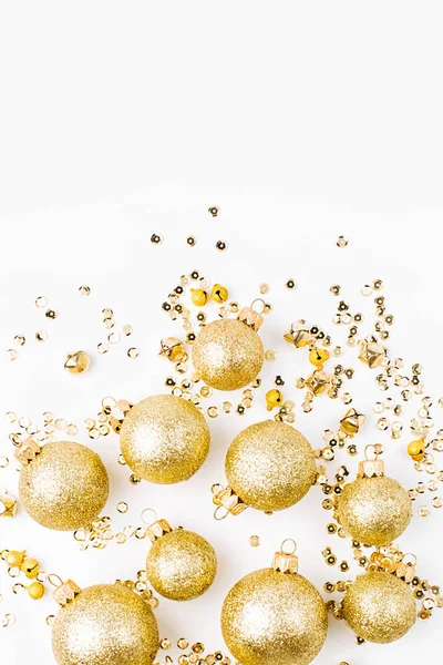 Mooie Gouden Kerstballen Met Confetti Witte Achtergrond — Stockfoto
