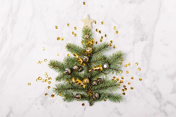 Süslenen Noel ağacı yeşil çam dalları yapılmış en iyi ve altın parlak yıldızı 