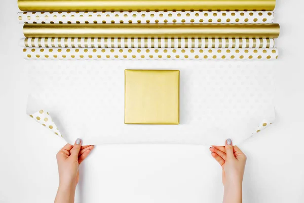 Vrouwelijke Handen Cadeau Verpakken Set Inpakpapier Rollen Gouden Kleuren — Stockfoto