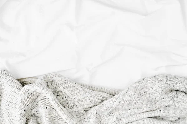 Padat Hangat Tempat Tidur Dengan Baju Tidur Putih — Stok Foto