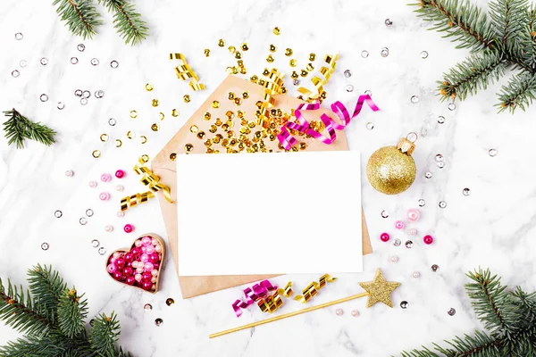 Carte Blanche Enveloppe Avec Belles Décorations Noël Branches Sapin Confettis — Photo