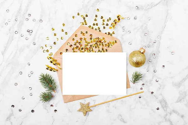 Blanko Karte Und Umschlag Mit Wunderschönem Weihnachtsschmuck Tannenzweige Goldenes Konfetti — Stockfoto