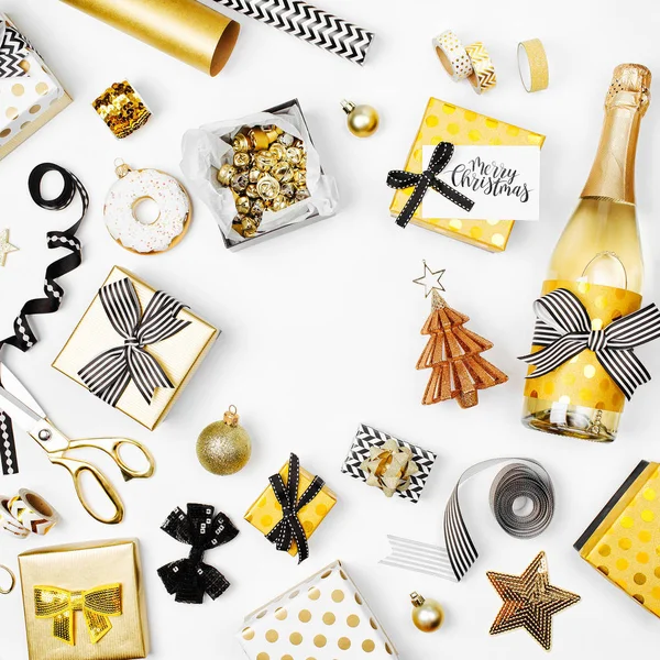 圣诞套装 礼品盒 香槟瓶 蝴蝶结 装饰和金色和黑色包装纸 — 图库照片