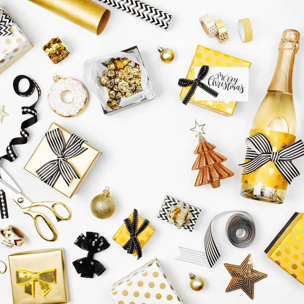 Set Natalizio Con Scatole Regalo Bottiglia Champagne Fiocchi Decorazioni Carta — Foto Stock