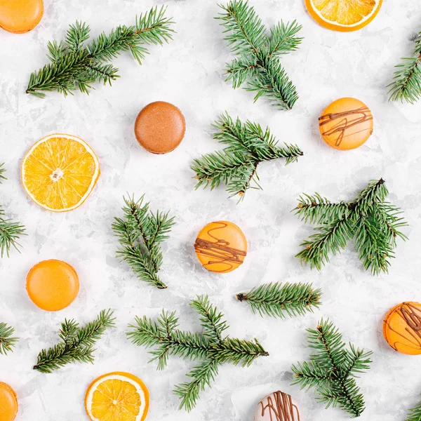 Patrón Deliciosos Macarrones Naranjas Secas Ramas Abeto Sobre Fondo Blanco —  Fotos de Stock