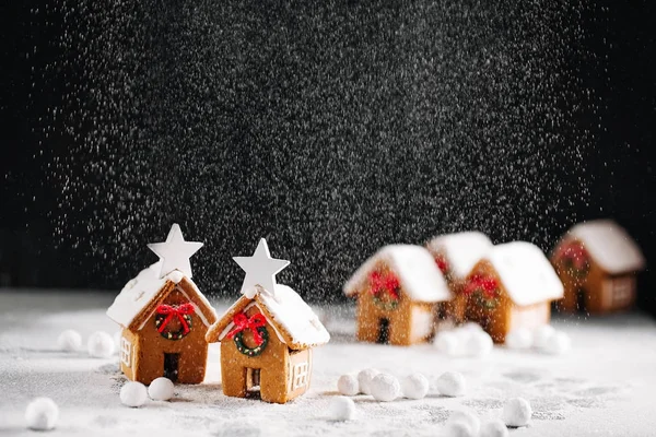 Házi Készítésű Karácsonyi Gingerbreads Ház Alakú Márvány Tábla — Stock Fotó