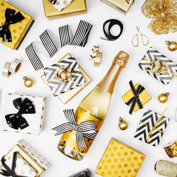 Kerst Set Met Geschenkdozen Champagnefles Bogen Decoraties Gouden Zwarte Kleuren — Stockfoto