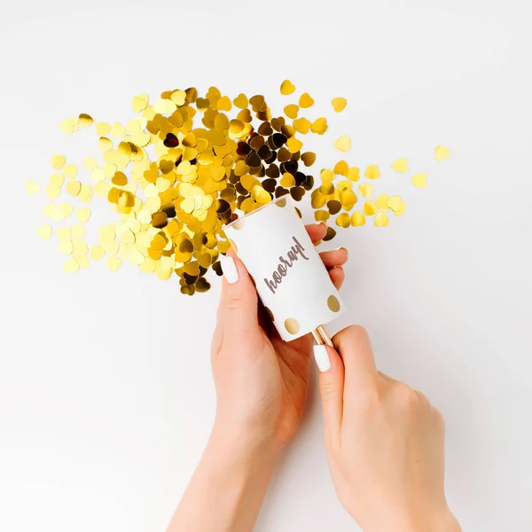 Festivo Dourado Confete Mulher Segurando Biscoito Fundo Branco — Fotografia de Stock