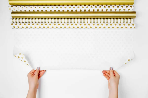 Жіночі Руки Тримають Набір Обгорткових Паперових Рулонів Золотими Кольорами — стокове фото