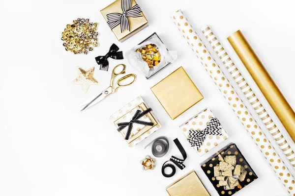 Flache Lage Aus Goldenen Geschenken Geschenkpapier Und Dekorationen Auf Weißem — Stockfoto