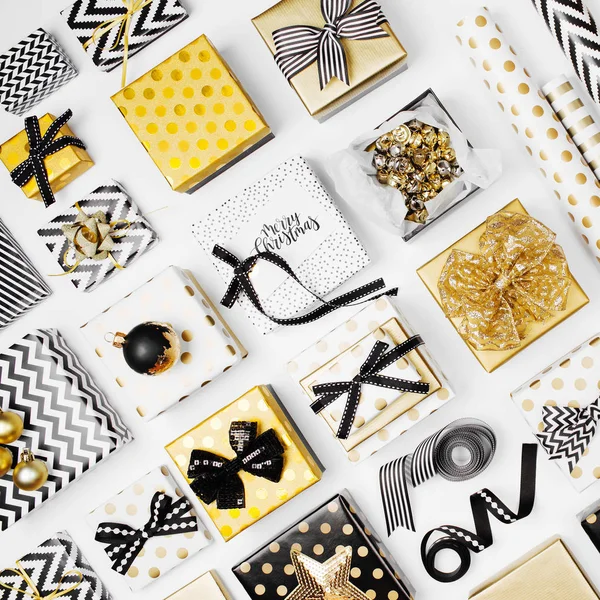 圣诞背景礼品盒 金色的装饰品和黑色的颜色 — 图库照片