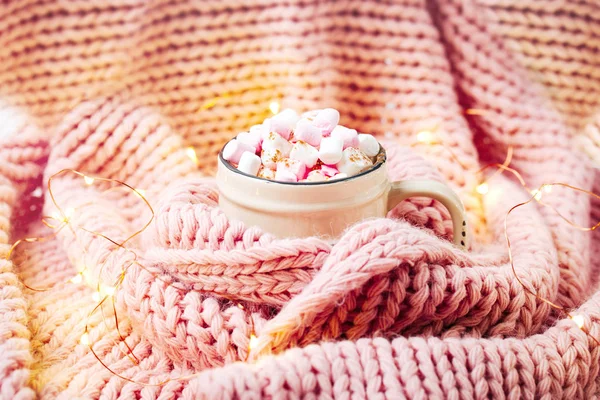 Tasse Cacao Avec Guimauves Enveloppé Dans Une Écharpe Tricotée Rose — Photo