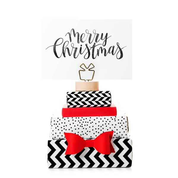 白い背景に分離されたメリー クリスマス カードの上に 黒紙に包まれたプレゼントの山 — ストック写真
