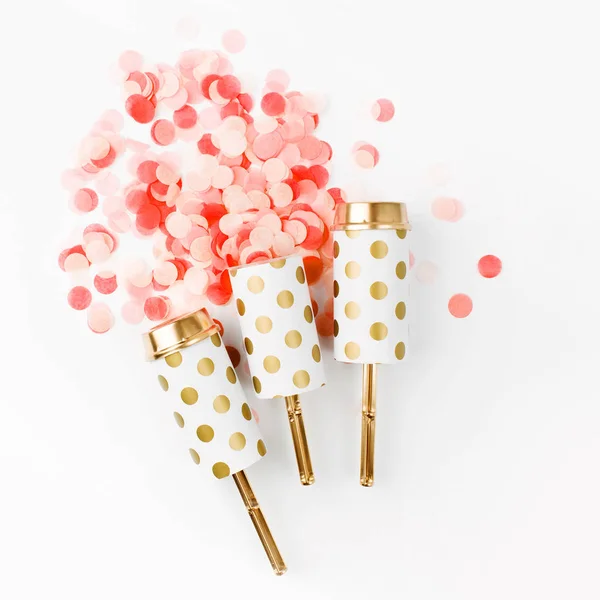 Beyaz zemin üzerine konfeti Poppers itmek, Görünümü Kapat