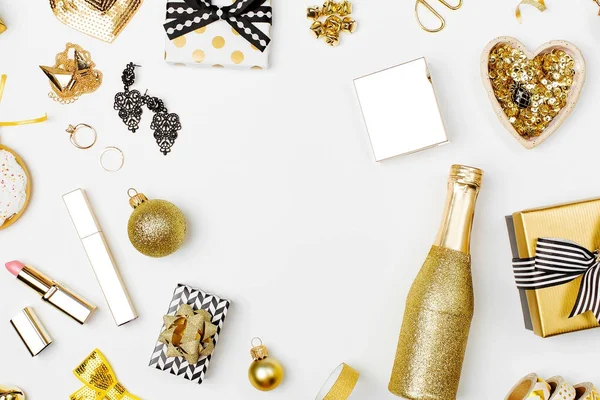 Weihnachtsset Mit Geschenkschachteln Champagnerflasche Schleifen Dekorationen Goldenen Und Schwarzen Farben — Stockfoto