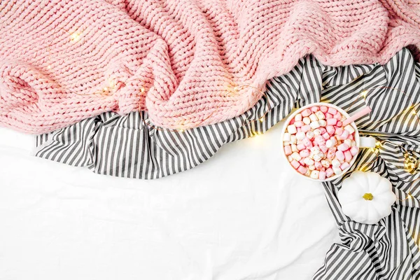 Kopje cacao en roze sjaal — Stockfoto