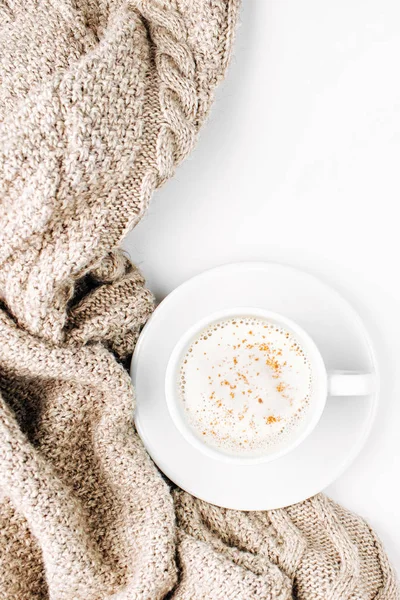 Kopje Overheerlijke Cappuccino Bed Met Warme Plaid Kopiëren Van Ruimte — Stockfoto