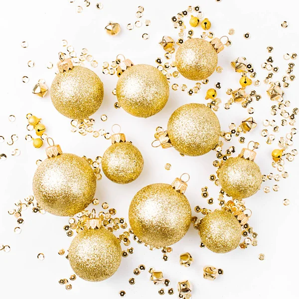 Krásný Zlatý Vánoční Koule Konfety Bílém Pozadí — Stock fotografie
