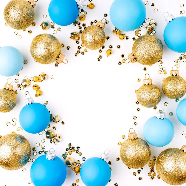 Rám Vyrobený Modré Zlaté Vánoční Koule Konfety Bílém Pozadí — Stock fotografie