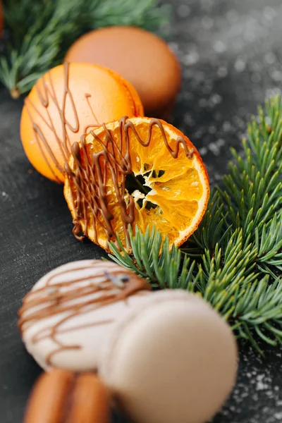 Deliciosos Macarrones Naranjas Secas Decoradas Con Ramitas Abeto Sobre Fondo —  Fotos de Stock