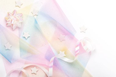 Şerit ve yıldız ile gökkuşağı pastel renklerde Festival arka plan