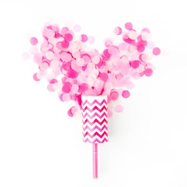 Beyaz arka plan üzerinde renkli yuvarlak konfeti yakın çekim