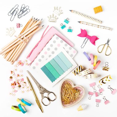 Kompozisyon farklı aksesuarlar beyaz arka plan üzerinde izole dan Üstten Görünüm