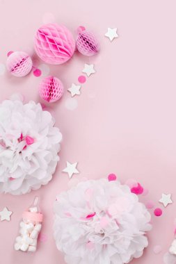 Pembe ve beyaz kağıt süslemeleri, şeker, yıldız ve konfeti bebek partisi için yapılmış çerçevenin Üstten Görünüm