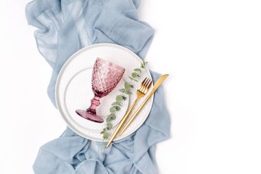 Kadehinin çatal ve bıçak üstten görünüm beyaz arka plan üzerinde izole plaka üzerinde