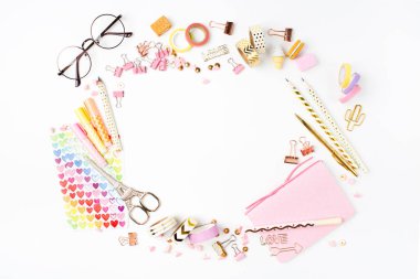 Kompozisyon farklı aksesuarlar beyaz arka plan üzerinde izole dan Üstten Görünüm