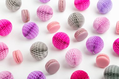 Petek topları ve beyaz arka plan üzerinde izole macaroons ve yakın çekim