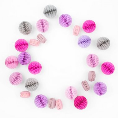 Petek topları ve beyaz arka plan üzerinde izole macaroons ve üstten görünüm