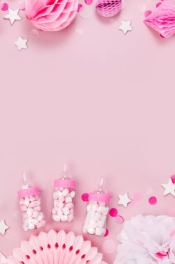 Pembe ve beyaz kağıt süslemeleri, şeker, yıldız ve konfeti bebek partisi için yapılmış çerçevenin Üstten Görünüm