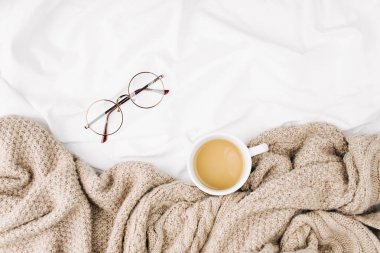 Sıcak kahve yatak örtüsü ile gözlük yerleştirilen ekose sarılı