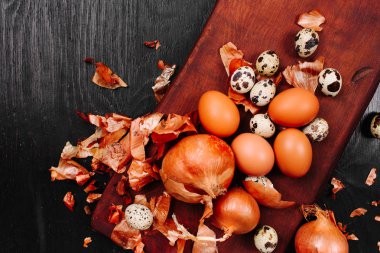 Paskalya yumurta boyama ile Soğan kabuğu siyah ahşap zemin üzerine önce yakın çekim