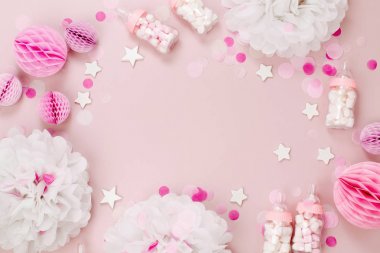 Pembe ve beyaz kağıt süslemeleri, şeker, yıldız ve konfeti bebek partisi için yapılmış çerçevenin Üstten Görünüm